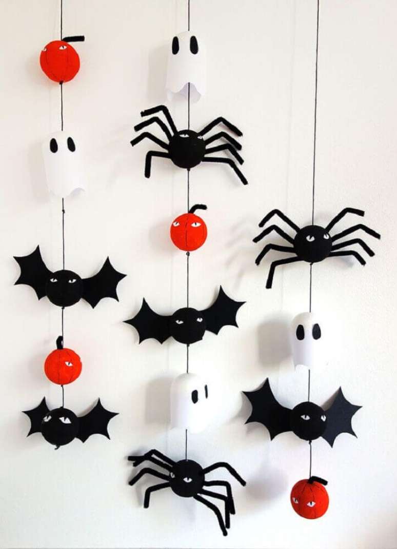63. Que tal fazer um móbile com morceguinhos e fantasminhas para a decoração de Halloween – Foto: Pinterest