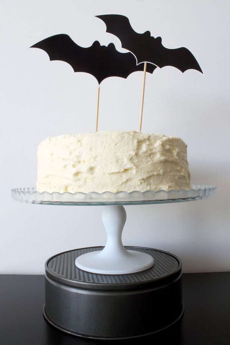 64. Modelo de bolo com plaquinha de morcegos para festa de Halloween – Foto: Kara’s Party Ideas