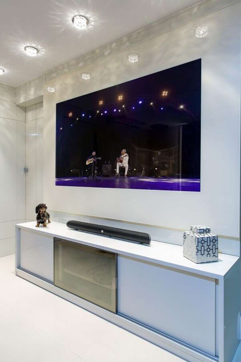 9- O rack com painel para quarto &eacute; ideal para quem possui uma tv de at&eacute; 50 polegadas. Fonte: Milla Holtz