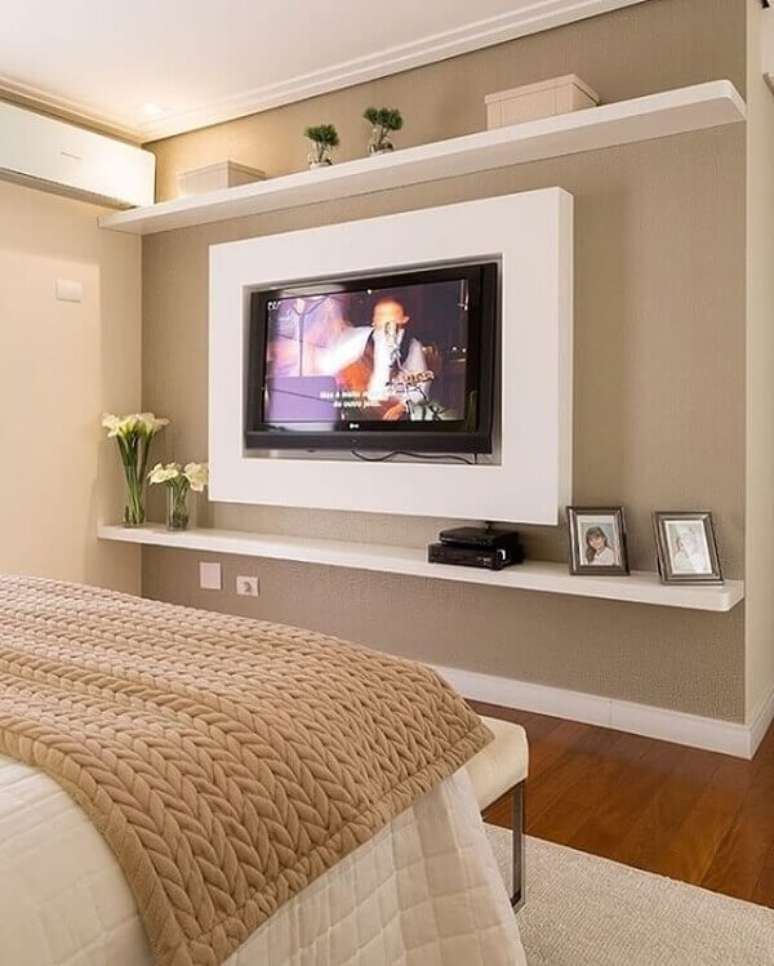 61- A decora&ccedil;&atilde;o moderna tem painel para tv e prateleiras brancas. Fonte: Pinterest