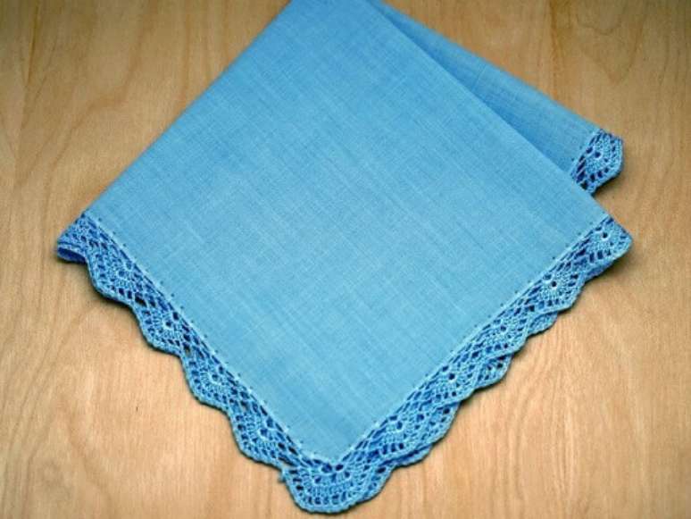 42. Pano de prato azul com bico de crochê na mesma cor. Foto de Bumblebee Linens