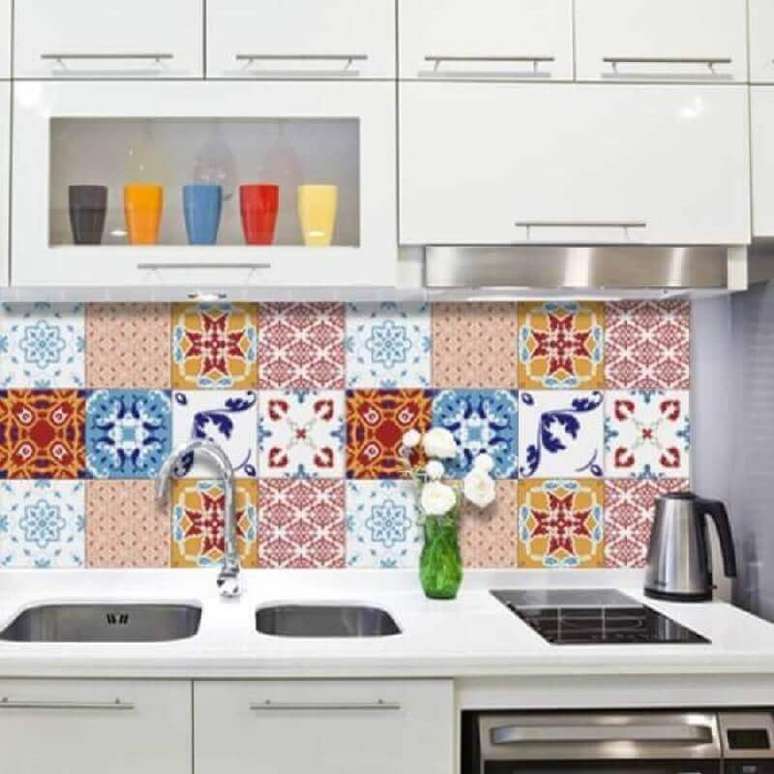 49- Adesivos na parede da cozinha imitam ladrilho hidr&aacute;ulico. Fonte: Pegue e Cole