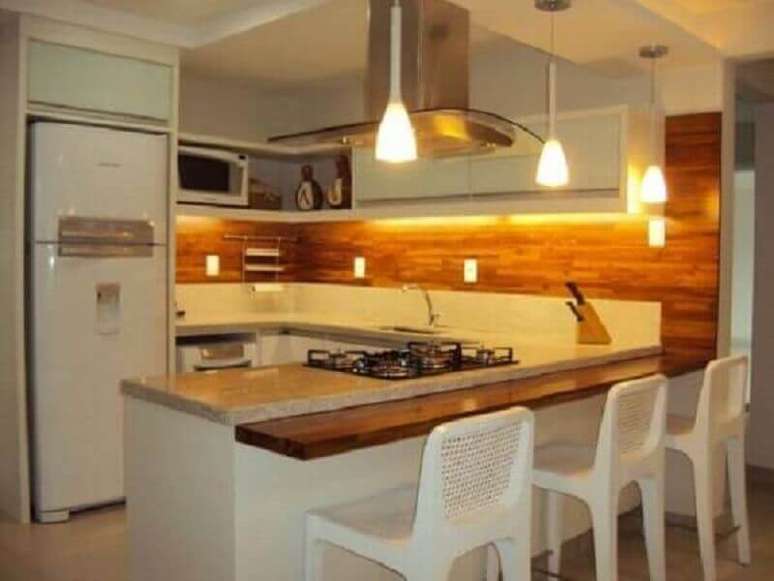 50- O revestimento amadeirado para cozinha planejada decora com sofisticação e elegância o ambiente. Fonte: Casa e Construção