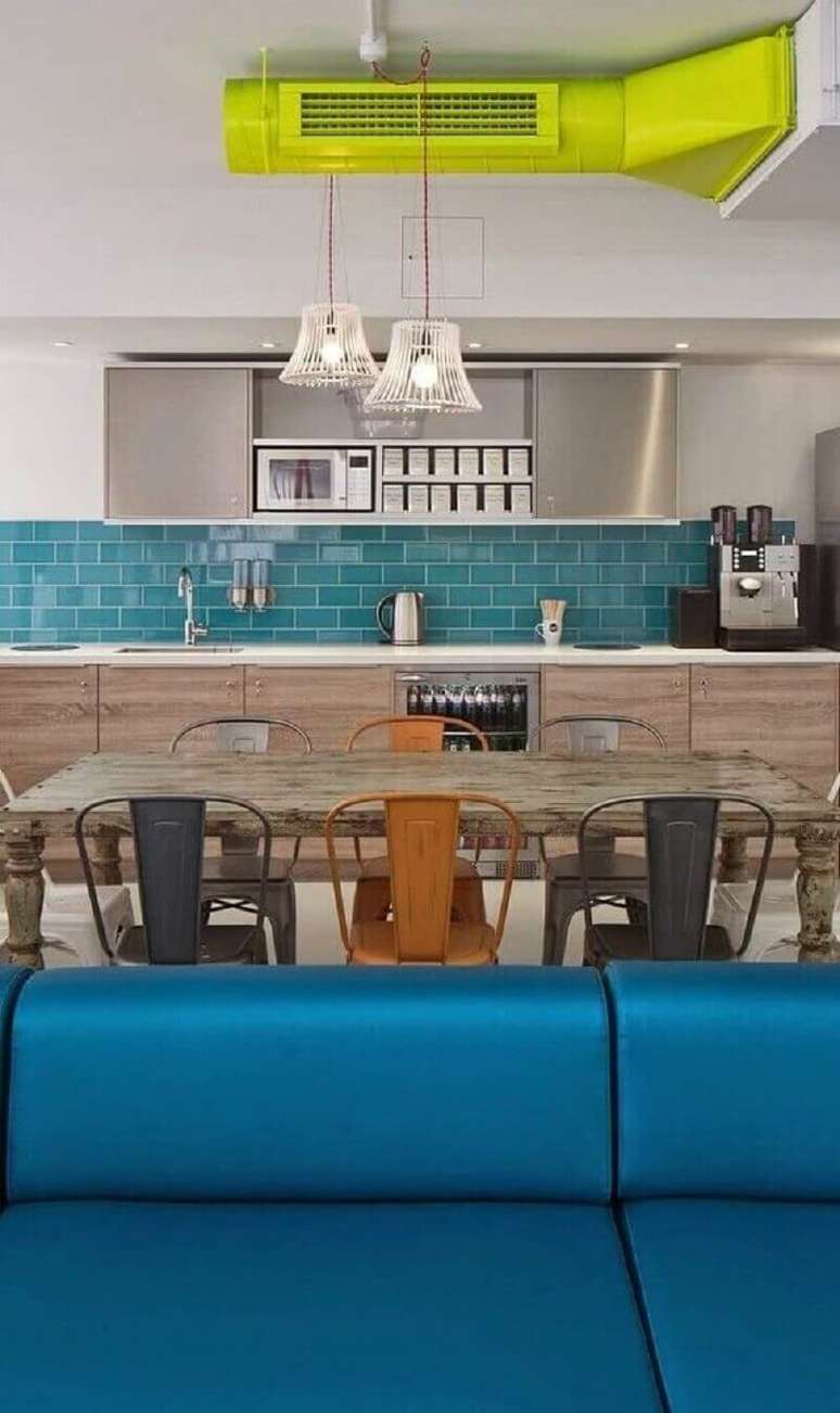 51- O revestimento para a cozinha azul complementa a decoração. Fonte: Pinterest
