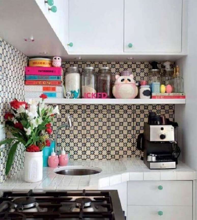 52 &ndash; A cozinha pequena &eacute; decorada com prateleira branca e azulejos estampados. Fonte: Pinterest