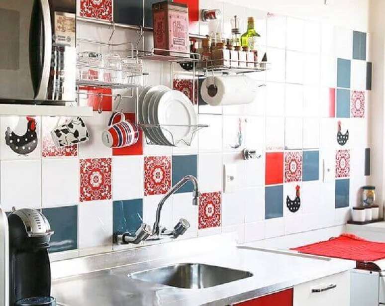 56- A cozinha foi decorada com revestimentos coloridos para levar estilo e charme ao ambiente. Fonte: Pinterest