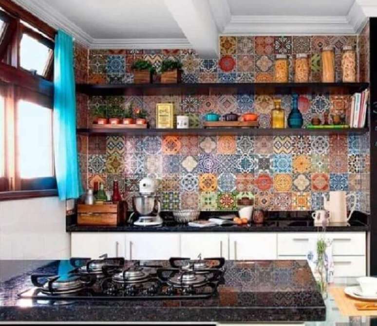 59- Ladrilho hidráulico decora a parede de cozinha simples. Fonte: Casa e Construção