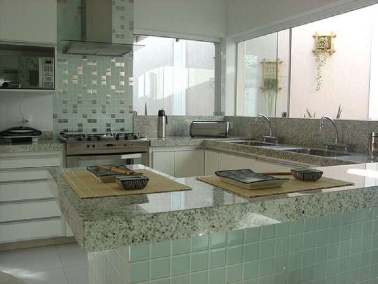 62- A cozinha &eacute; decorada com pastilha de vidro. Fonte: ConstruindoDecor