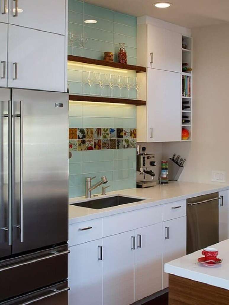 63- Na parede de cozinha pequena foi utilizada a pastilha na cor azul claro retangular. Fonte: Tudo Constru&ccedil;&atilde;o