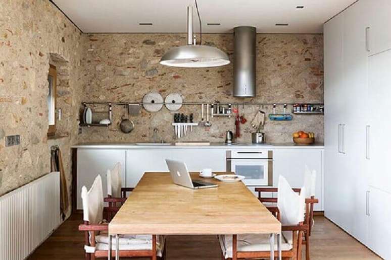 65- A pedra &eacute; um &oacute;timo revestimento para cozinha com decora&ccedil;&atilde;o r&uacute;stica. Fonte: ConstruindoDecor