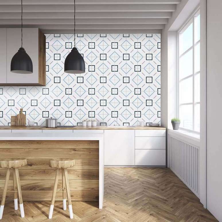 39. Aqui o revestimento para cozinha de madeira e tamb&eacute;m o de estampa geom&eacute;trica deixou o ambiente moderno e aconchegante ao mesmo tempo