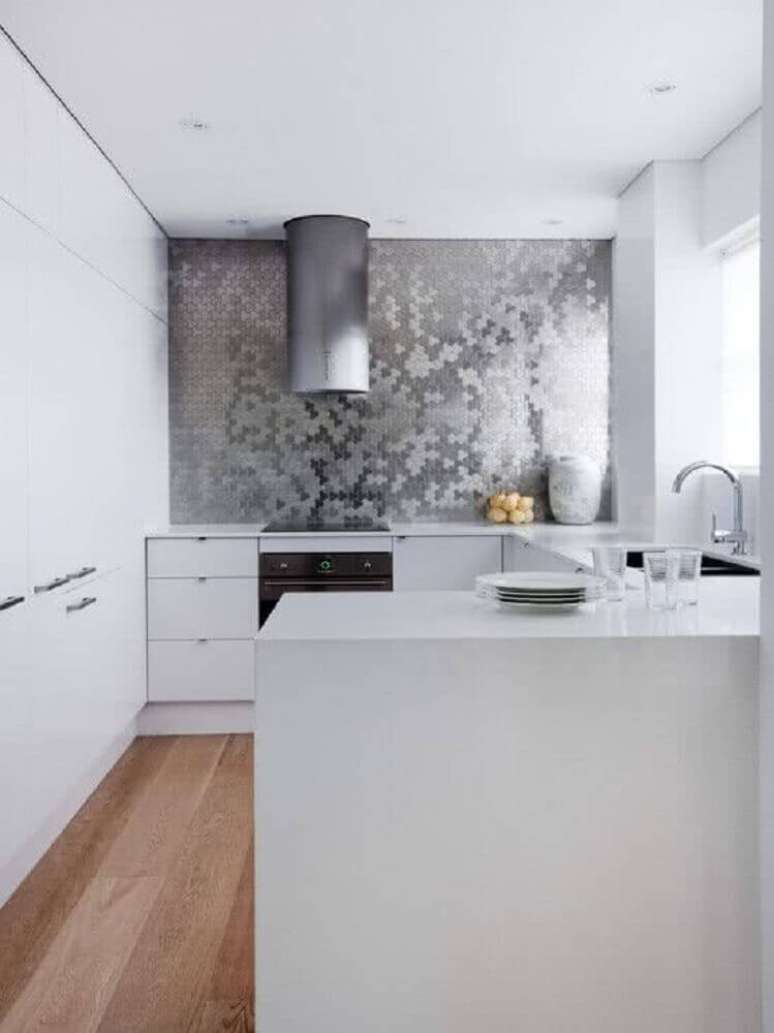 38. Utilizar o revestimento para cozinha com acabamento metálico oferece um ambiente mais moderno e contemporâneo