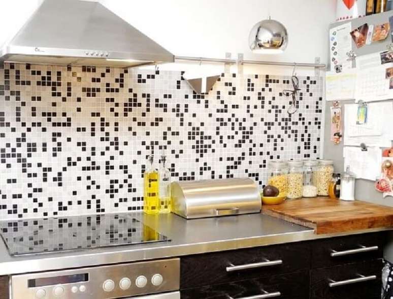 75- Pastilhas em preto e branco na parede da cozinha gourmet. Fonte: todaCASA Gesso e Iluminação – Sonorização e drywall