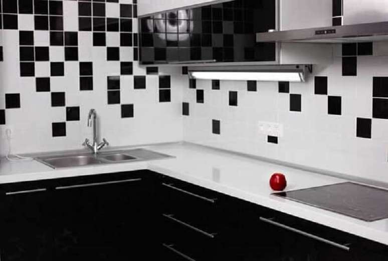 78- Revestimento para cozinha em preto e branco. Fonte: Decoração e Construção de Casas