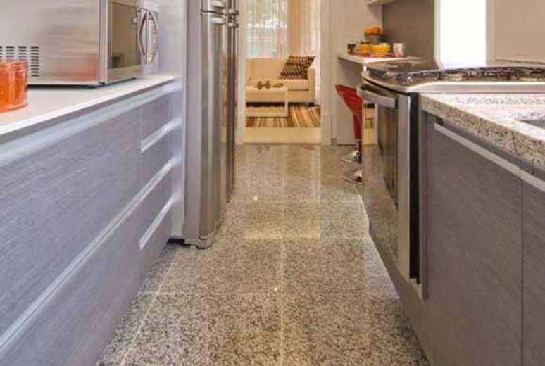 7. Piso e pia de granilite s&atilde;o muito utilizado como revestimento para cozinha