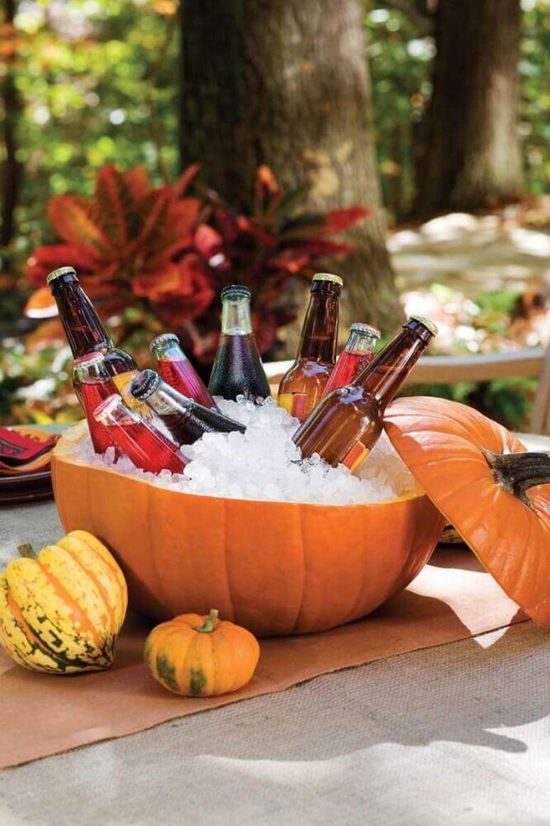 68. Uma abóbora bem grande pode virar suporte para bebidas na sua festa de Halloween – Foto: Southern Living