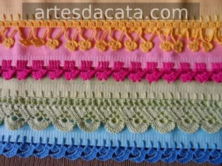 10. Nessa foto, há toalhas coloridas com bico de crochê carreira única e outras mais complicadas. Foto de Artes da Cata