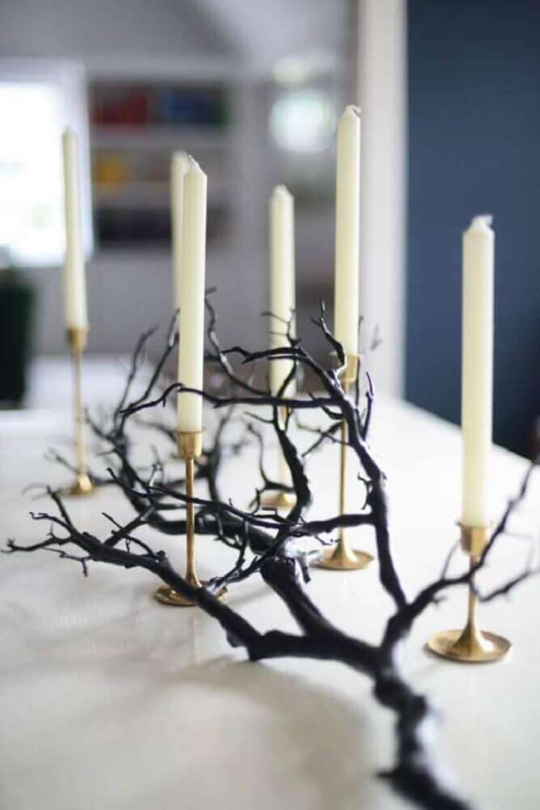 71. Uma ótima ideia de decoração para Halloween é utilizar galhos secos e castiçais com velas – Foto: Easyday