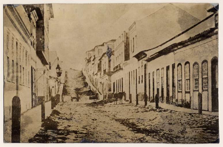Rua dos Andradas, em Porto Alegre, na d&eacute;cada de 1860; nesta rua, em 1884, os abolicionistas fizeram uma campanha, batendo de porta em porta, para que os senhores libertassem seus escravos