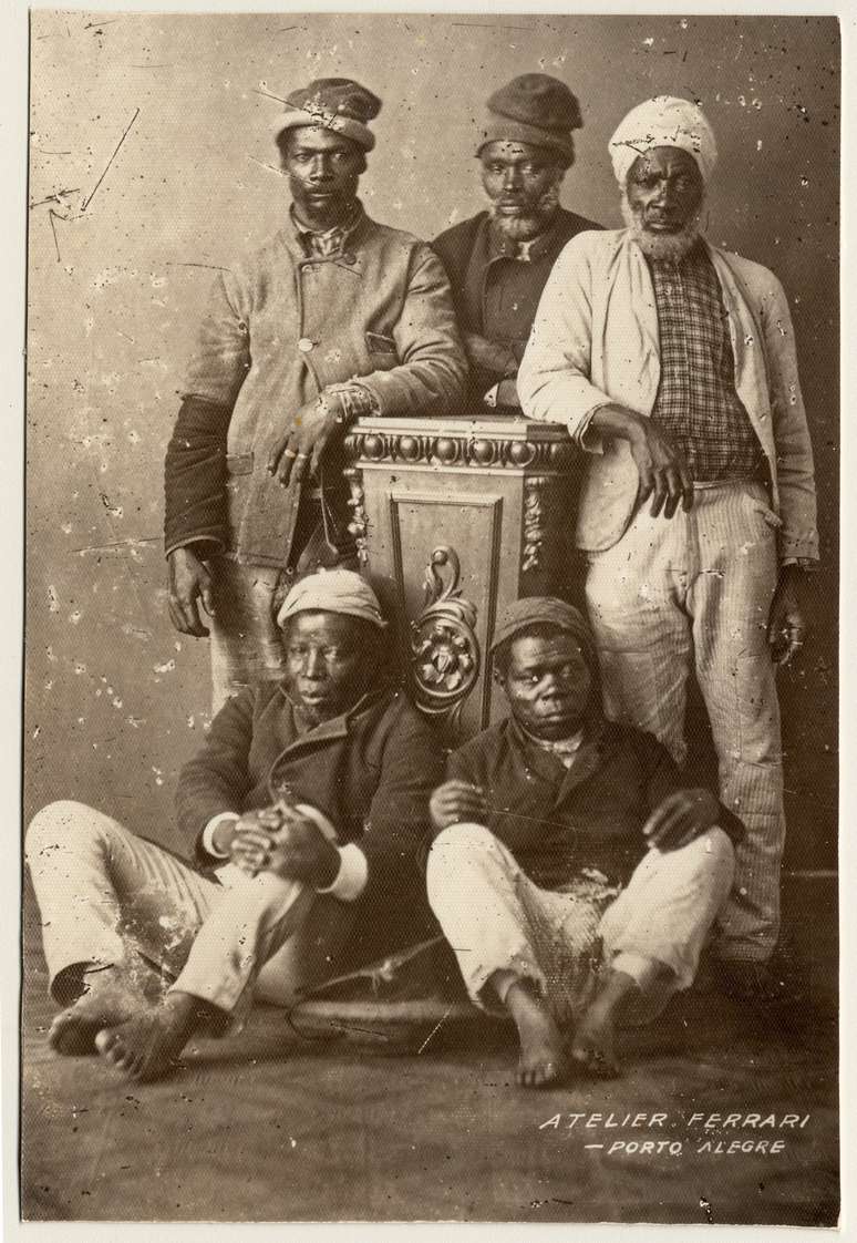 Ex-escravos fotografados em estúdio, no final do século 19, em Porto Alegre