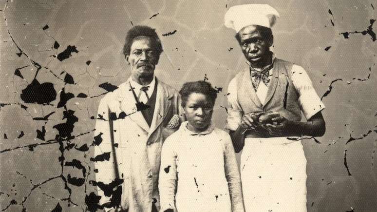 Ex-escravos fotografados em estúdio, no final do século XIX, em Porto Alegre: Luta pela liberdade começou muito antes da abolição
