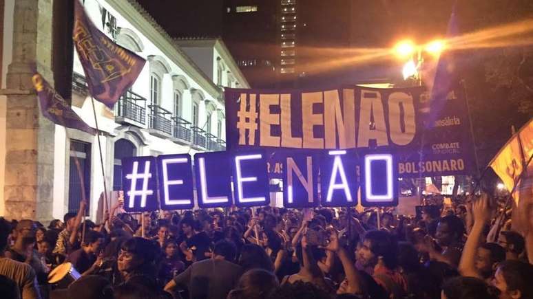 Dezenas de milhares de manifestantes se reuniram contra Bolsonaro no Rio de Janeiro neste sábado (29) em movimento convocado por mulheres