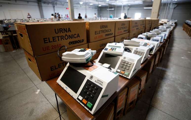 Urnas eletrônicas em preparação para serem usadas