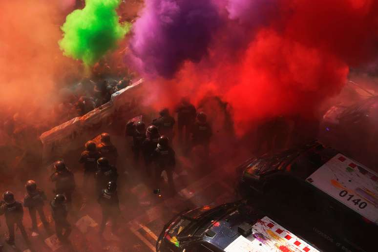 Separatistas criam nuvens coloridas em protesto em Barcelona