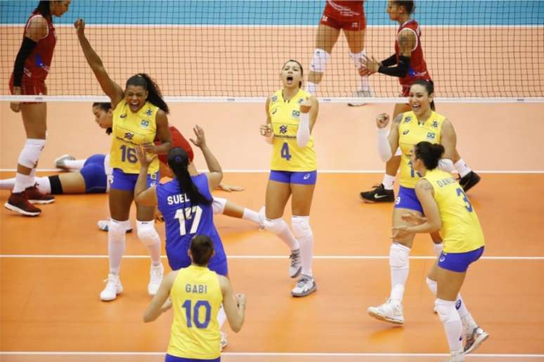 Brasil comemora ponto contra Porto Rico na vitória por 3 a 0 pela estreia da equipe no Mundial de vôlei feminino (Foto: DIvulgação/FIVB)
