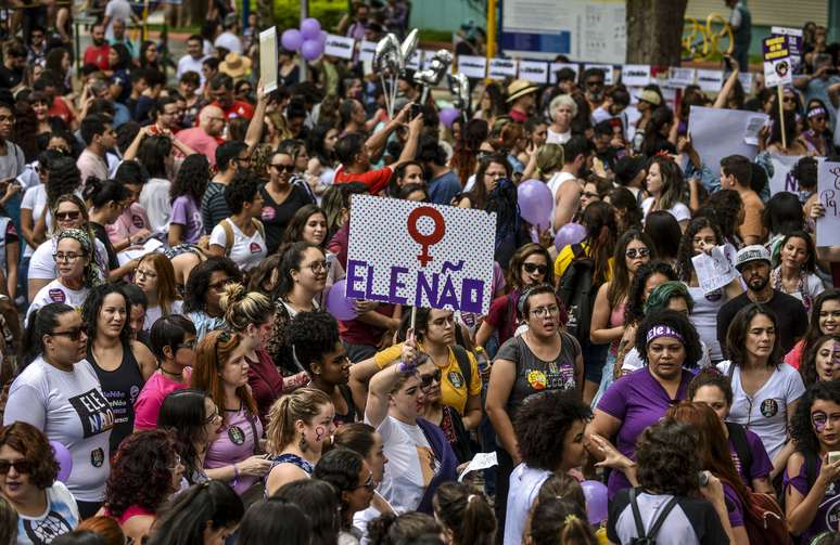 Manifestantes se concentram em São José dos Campos, no interior de São Paulo