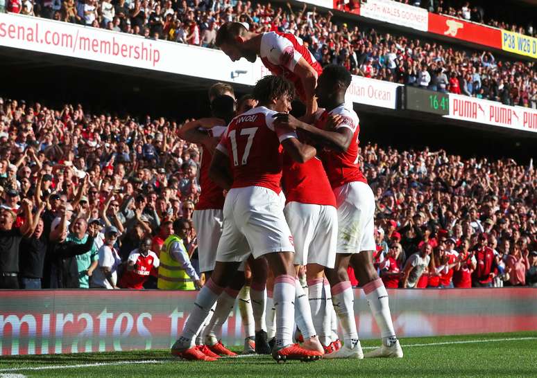 Jogadores do Arsenal comemoram o segundo gol