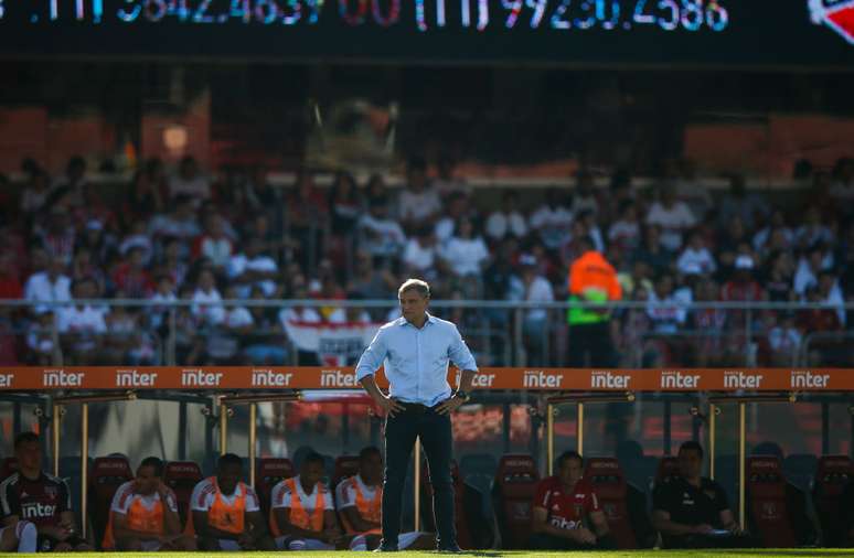 O técnico do São Paulo, Diego Aguirre, comandando o time contra o América-MG