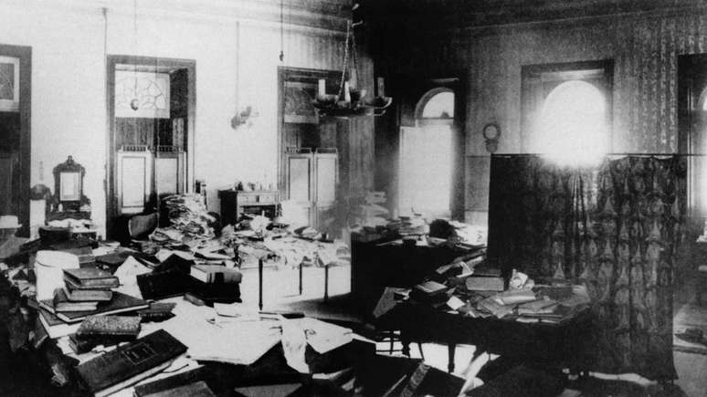 O bar&atilde;o dedicava horas sem dormir desvendando documentos antigos | Foto: Augusto Malta, 11 fev. 1912. Reprodu&ccedil;&atilde;o de Rubens Ricupero, Jos&eacute; Maria da Silva Paranhos, Bar&atilde;o do Rio Branco: Uma biografia fotogr&aacute;fica. Rio de Janeiro: Funag, 2002. pp.130-1