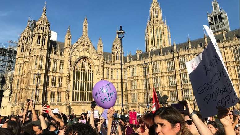 Manifestantes se reuniram em Londres e outras cidades da Europa, como Paris e Lisboa, contra Bolsonaro