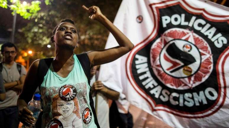 Grupos de "policiais antifascismo" se juntaram contra Bolsonaro no Rio, onde essa foto foi tirada, Recife e Natal