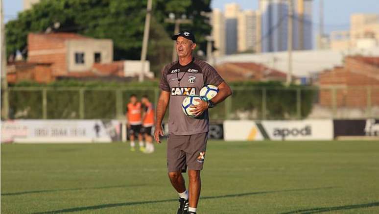 Lisca fecha o treino antes de enfretar a Chapecoense pelo Brasileirão