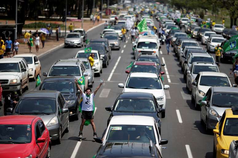 Manifestantes em favor de Bolsonaro fazem carreata em Brasília
 30/9/2018   REUTERS/Ueslei Marcelino 