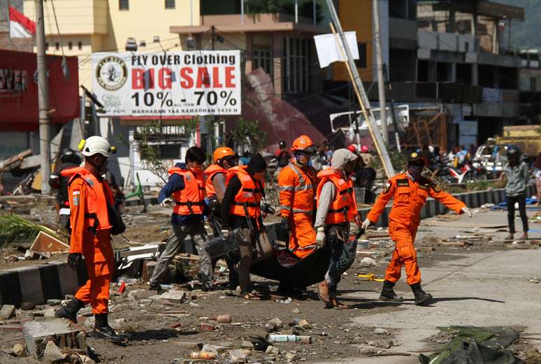 Equipe resgata corpo em Palu, uma das cidades mais atingidas