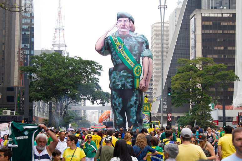 Apoiadores de Jair Bolsonaro levaram símbolos militares para a Avenida Paulista