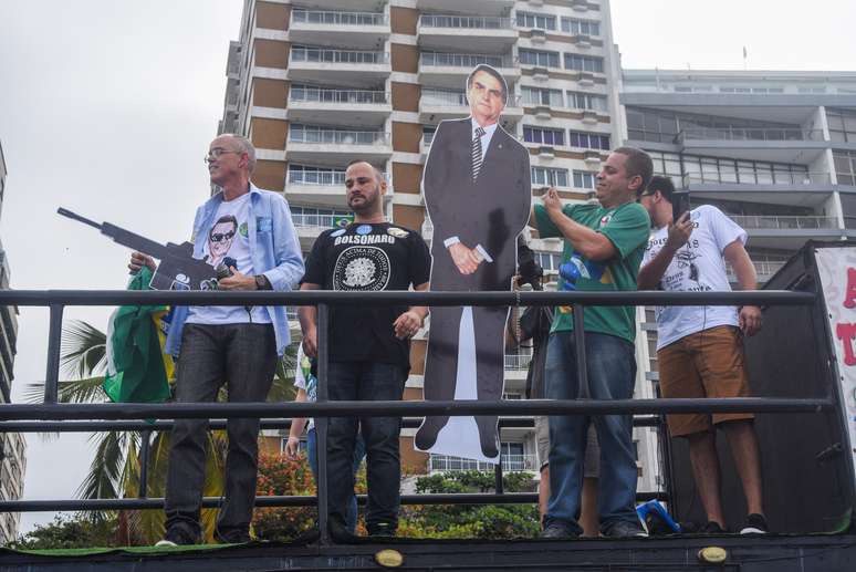 Apoiadores de Bolsonaro participam de ato em Copacabana