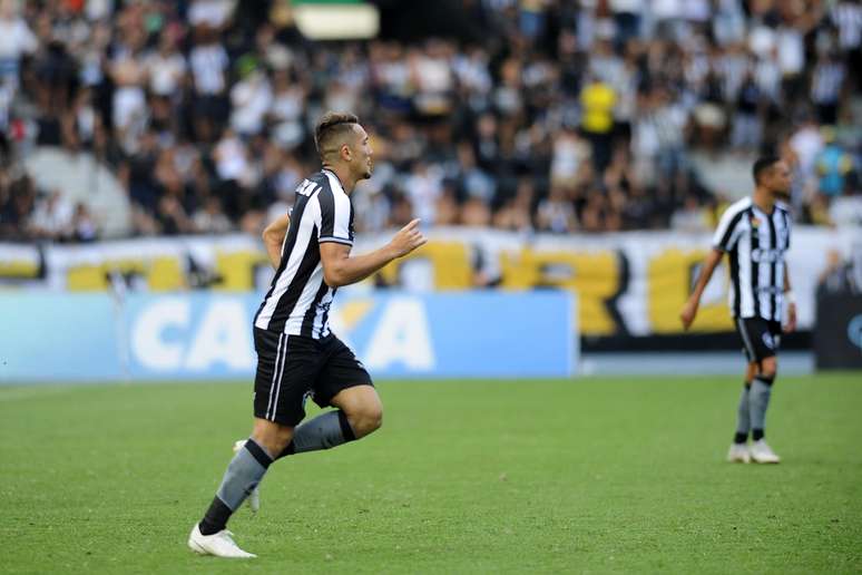 Jean comemora gol do Botafogo