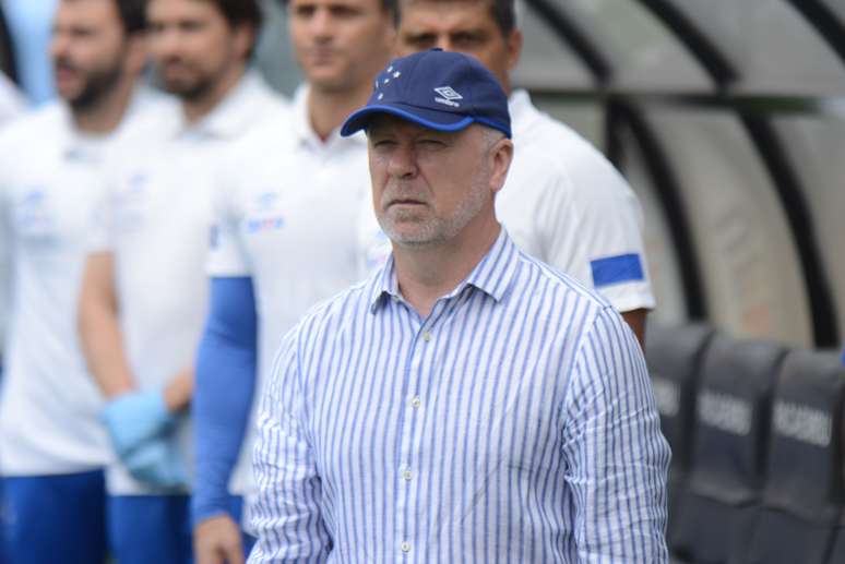 O técnico Mano Menezes, comandando o Cruzeiro à beira do campo