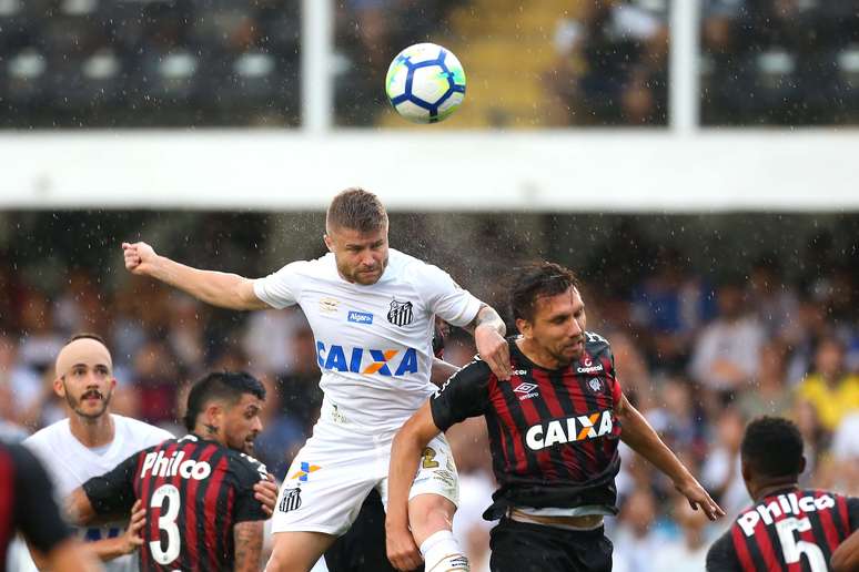 Sasha cabeceia a bola pelo Santos