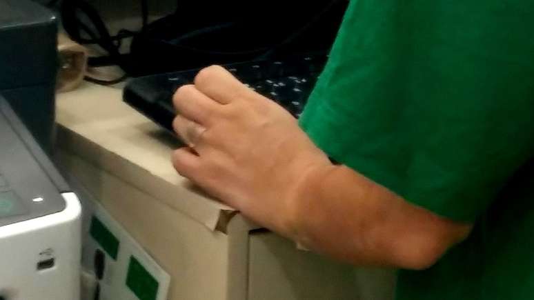 Funcionária da Localiza usa fita micropore no dedo anelar e no antebraço para esconder tatuagem
