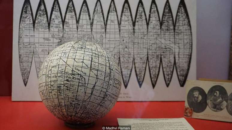 O globo impresso ao lado do mapa de Waldseemüller indica que os europeus medievais sabiam que a Terra era redonda