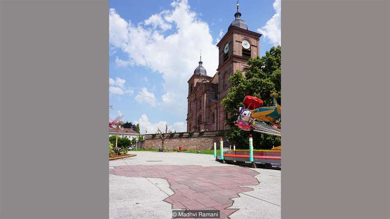 Apenas alguns resqu&iacute;cios - como uma representa&ccedil;&atilde;o em arenito da Am&eacute;rica na cal&ccedil;ada da catedral - remetem ao passado medieval de St-Di&eacute;-des-Vosges