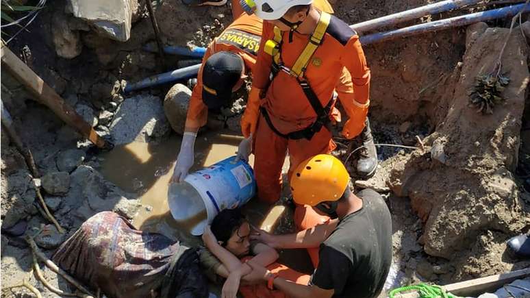 Equipes de resgate enfrentam dificuldades para acessar áreas atingidas