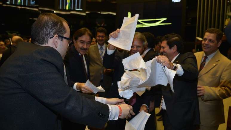 O plen&aacute;rio tamb&eacute;m &eacute; cen&aacute;rio de brigas e epis&oacute;dios pitorescos, como em 2015, quando deputados rasgaram um projeto