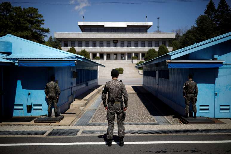 Soldados sul-coreanos no vilarejo de Panmunjom, na zona desmilitarizada entre a Coreia do Sul e a Coreia do Norte 11/04/2018 REUTERS/Kim Hong-Ji