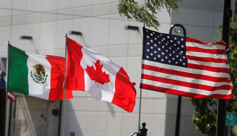 Bandeiras dos Estados Unidos, Canadá e México são vistas em Detroit, nos EUA 29/08/2018 REUTERS/Rebecca Cook